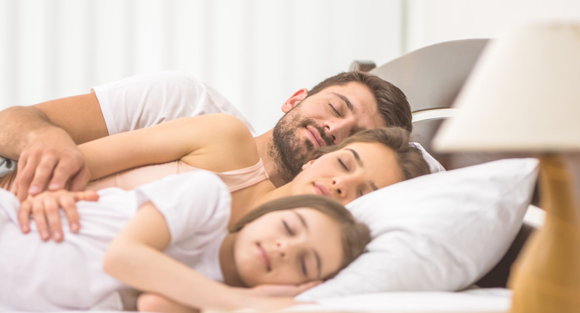 Famiglia che dorme serenamente